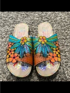 L’Artiste spring step hand painted leather sandals new size 36/5.5